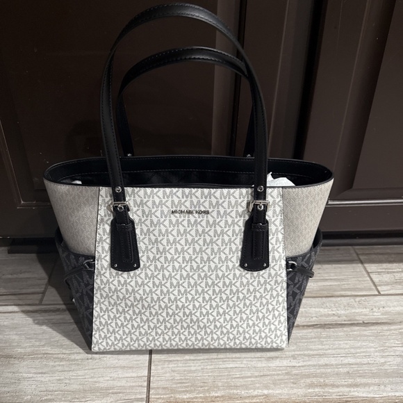 Michael Kors Voyager East West Tote Optic White /black - Picture 1 of 7